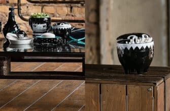 Эклектичная коллекция керамической и столовой посуды в черно-белой тематике, искусно расставленная на деревянном столе, демонстрирует современный взгляд на традиционные элементы дизайна.